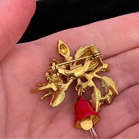 Vintage Christmas Winter Holiday Festive Gifting Jingle Bell Wreath Pin / Brooch - Picture 6 of 10